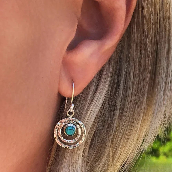 Brincos Boho Saturno com Pedra Turquesa em Prata e Ouro