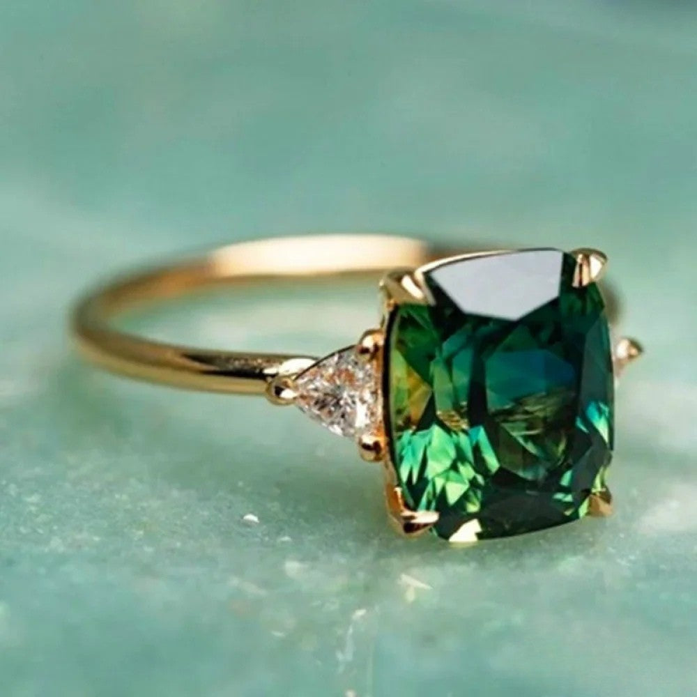 Anel Dourado com Zircônia Verde