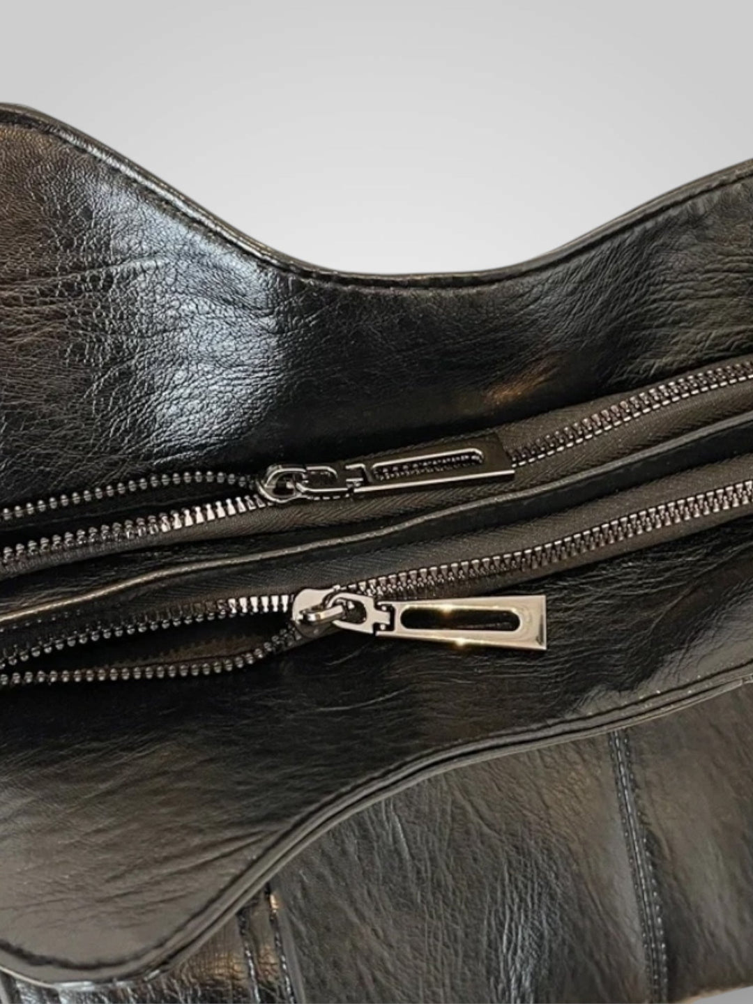 Zara | Bolsa de ombro elegante com detalhes metálicos e compartimentos espaçosos