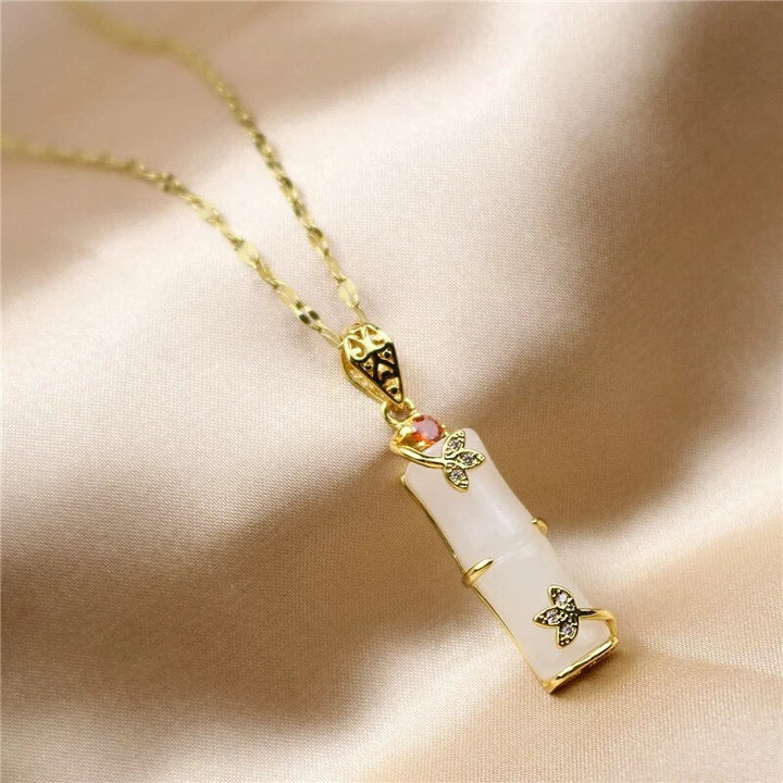 Collar amuleto de jade