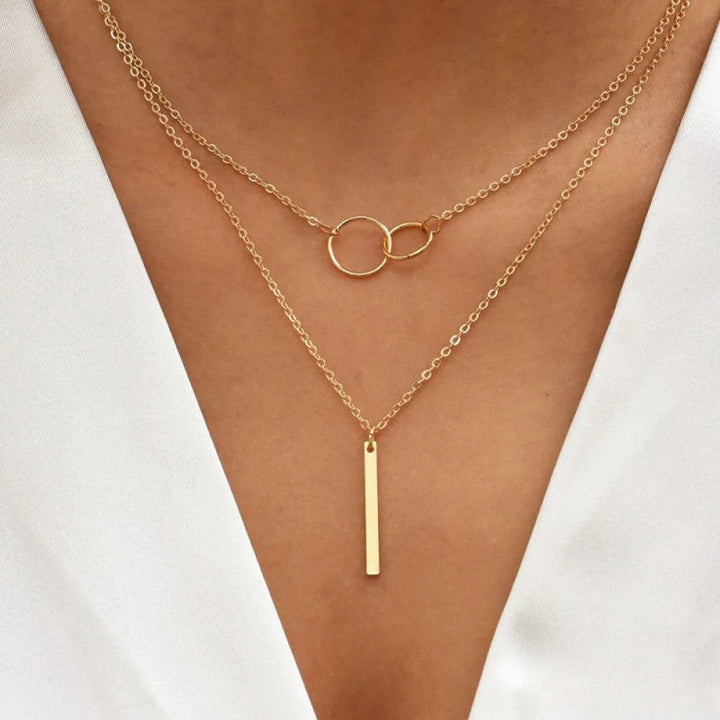 Colar Retrô Dourado com Pingente de Duplo Círculo