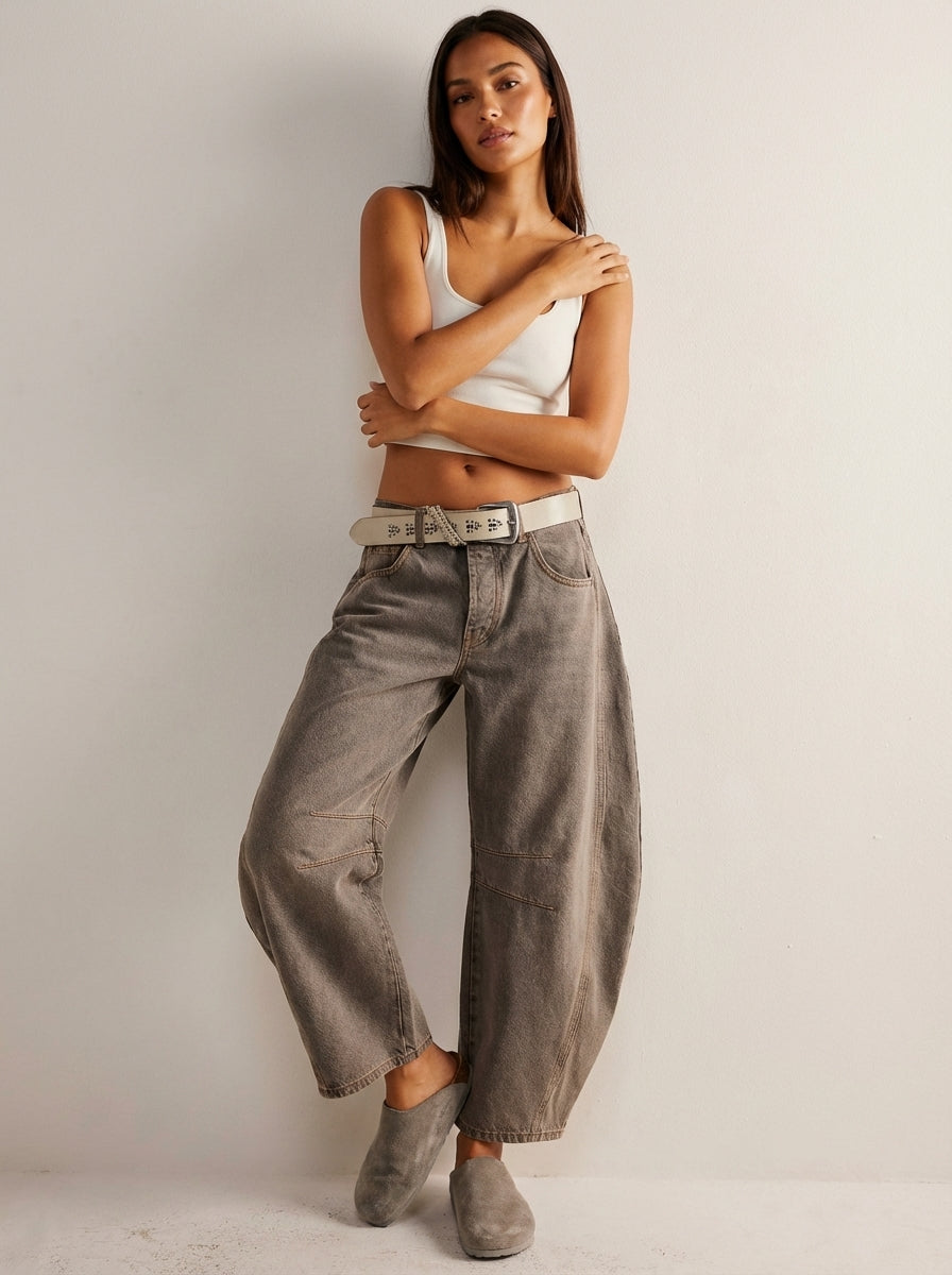 Mallory | Vaqueros de denim de cintura alta y pierna barrel, de estilo desenfadado, con detalles de costuras