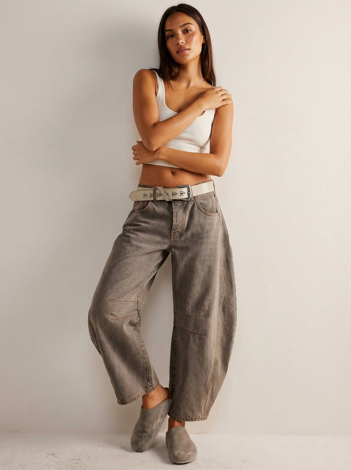 Mallory | Vaqueros de denim de cintura alta y pierna barrel, de estilo desenfadado, con detalles de costuras