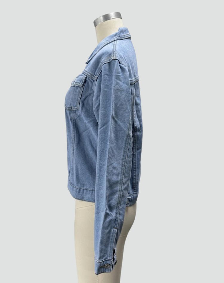Robyn | Giacca classica in denim con chiusura a bottoni e pratiche tasche
