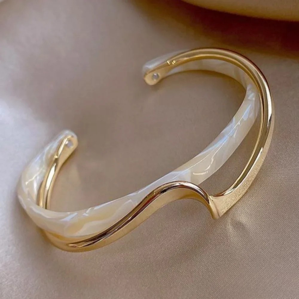 Pulseira Dourada Elegante com Opala Branca