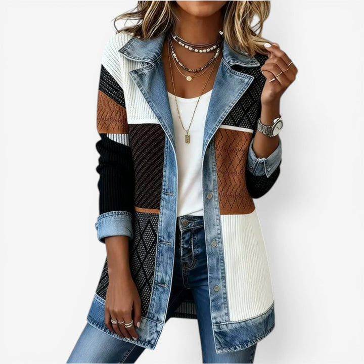 Giacca casual da donna in denim lavorato a maglia con inserti patchwork, bottoni e strati esterni