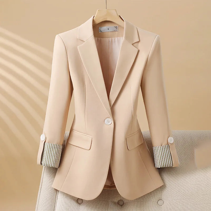 Blazer mit einem Knopf, fallendem Revers und gestreiften Manschetten