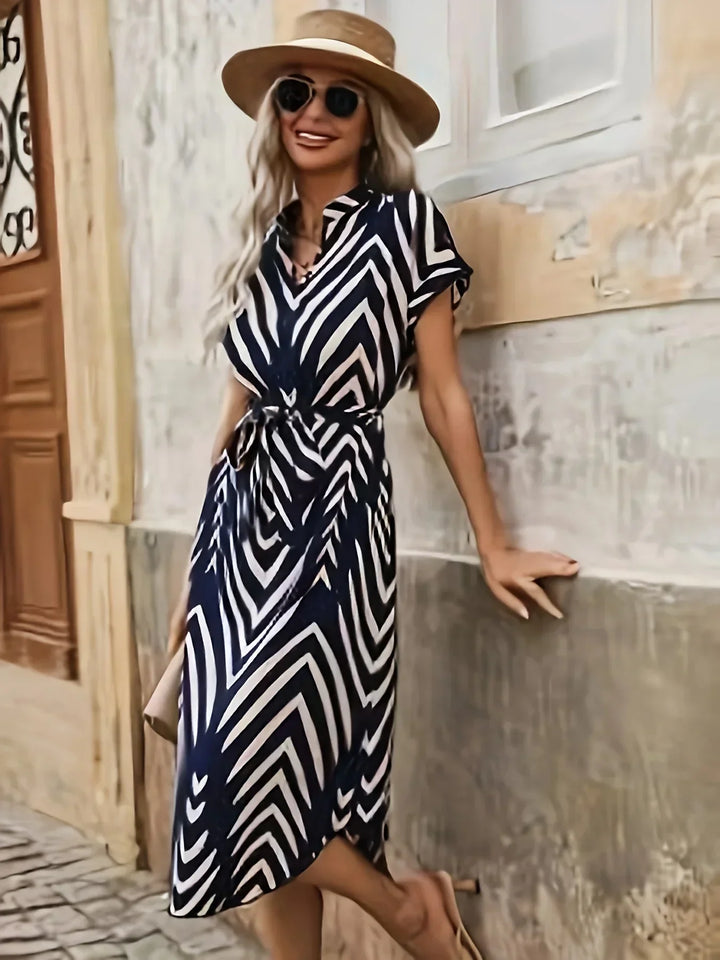 Elly | Kleid mit Geometrischem Muster und Bindegürtel