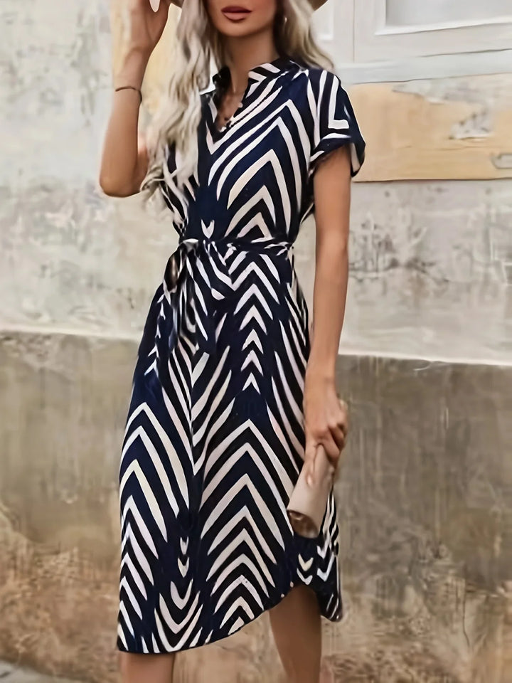 Elly | Kleid mit Geometrischem Muster und Bindegürtel