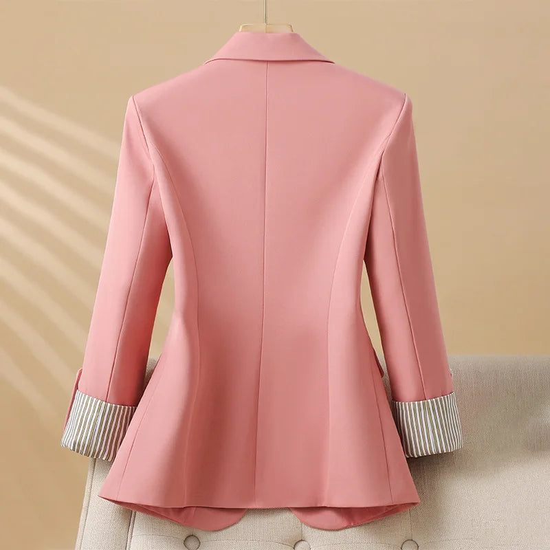 Blazer mit einem Knopf, fallendem Revers und gestreiften Manschetten