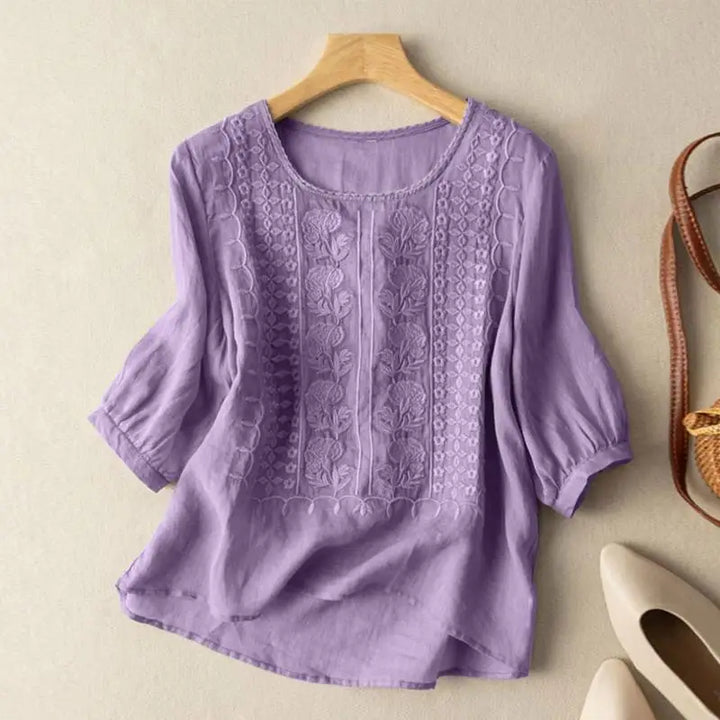 Aurora – Broderet Afslappet Bluse