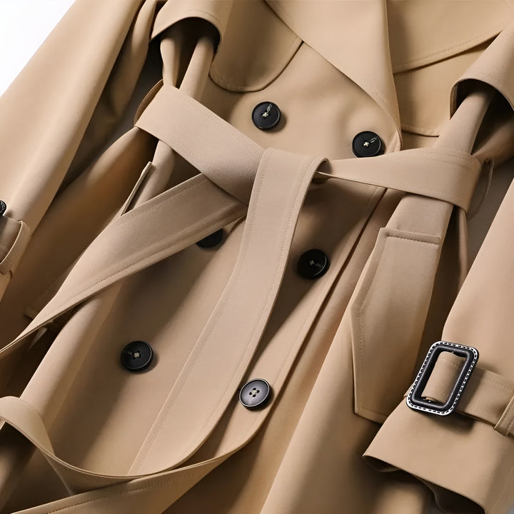 Langer Damen-Trenchcoat mit doppelreihiger Knopfleiste, Gürtel und Reverskragen