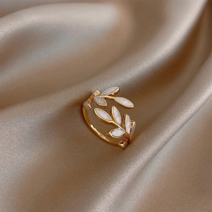 Anello Regolabile in Oro con Foglia di Opale Bianco