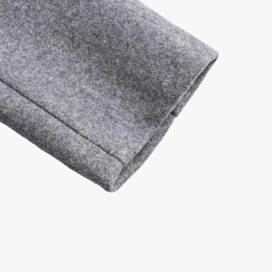 Dámský trenčkot s kapucí, pásek v pase, zapínání na knoflíky vpředu, na ven