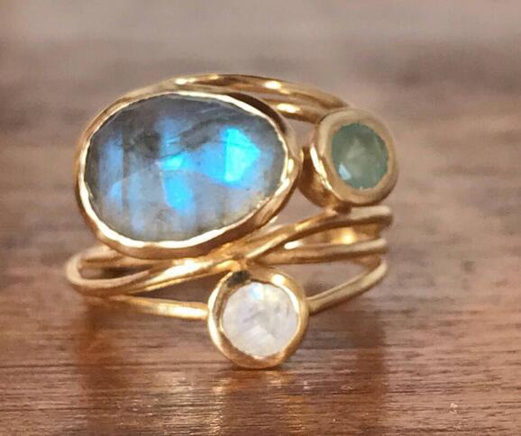 Anillo vintage con piedra lunar azul incrustada