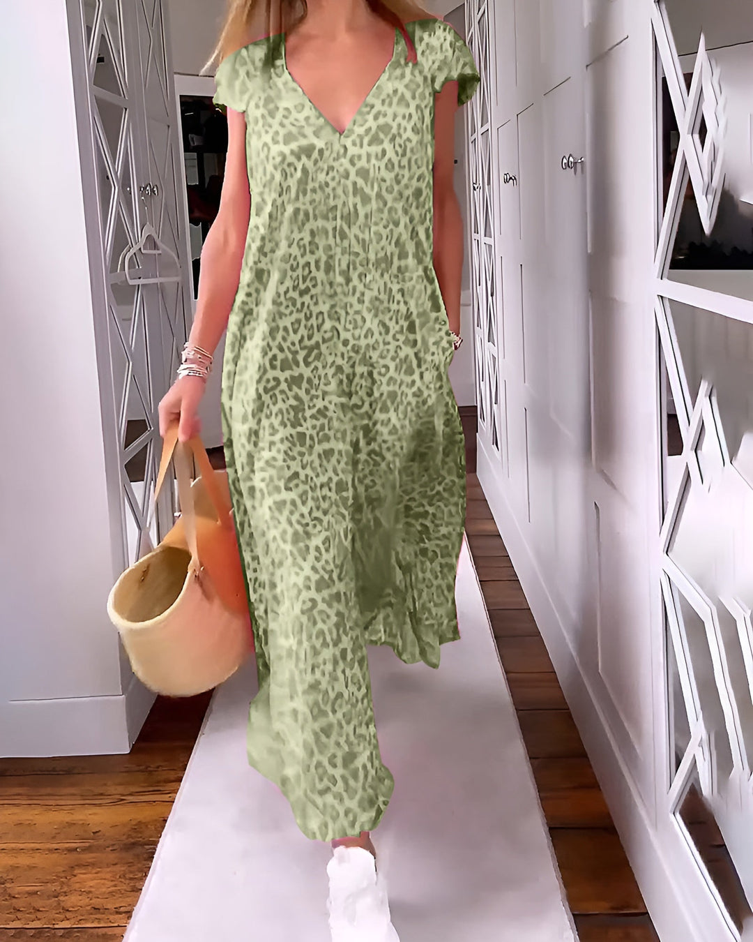 Véronique | Robe longue avec col en V et manches courtes