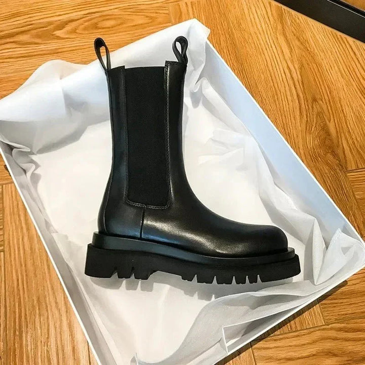 Cassidy | Botas Chelsea atemporais de cano médio até a panturrilha com sola tratorada robusta