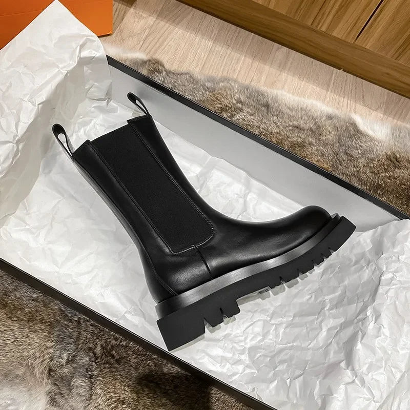 Cassidy | Botas Chelsea atemporais de cano médio até a panturrilha com sola tratorada robusta