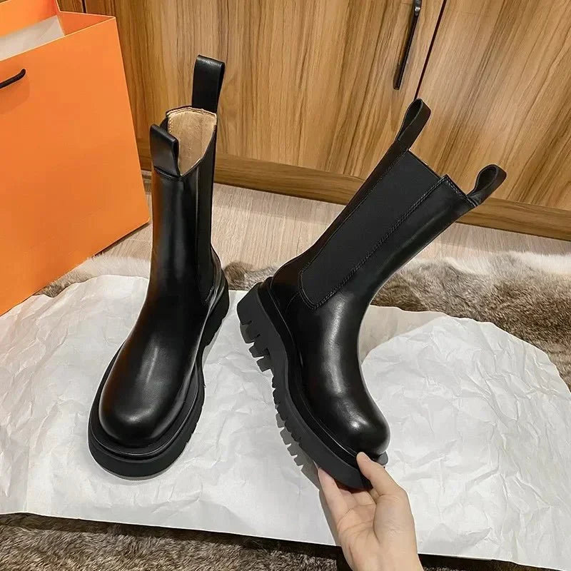 Cassidy | Botas Chelsea atemporais de cano médio até a panturrilha com sola tratorada robusta