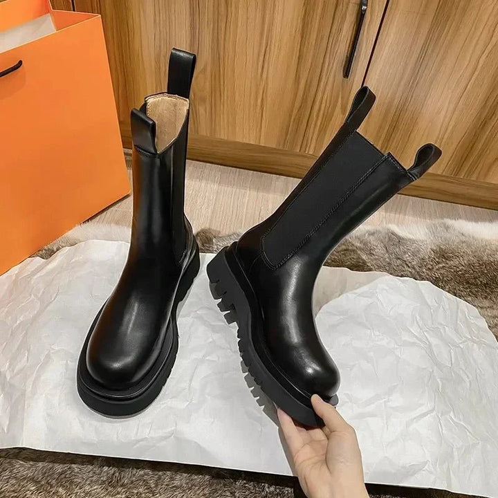 Cassidy | Botas Chelsea atemporais de cano médio até a panturrilha com sola tratorada robusta
